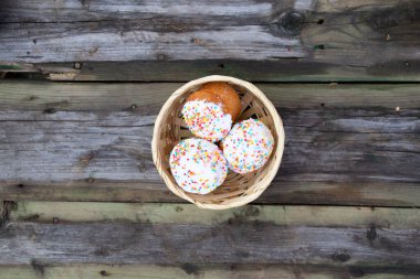 Paskalya pastası beyaz bir karton kutuda eski ahşap bir masada yakın plan, Paskalya tatili
