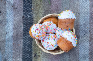 Paskalya pastası beyaz bir karton kutuda eski ahşap bir masada yakın plan, Paskalya tatili