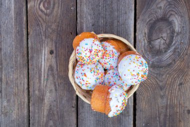 Paskalya pastası beyaz bir karton kutuda eski ahşap bir masada yakın plan, Paskalya tatili