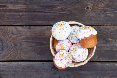 Paskalya pastası beyaz bir karton kutuda eski ahşap bir masada yakın plan, Paskalya tatili