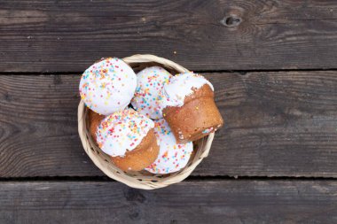 Paskalya pastası beyaz bir karton kutuda eski ahşap bir masada yakın plan, Paskalya tatili