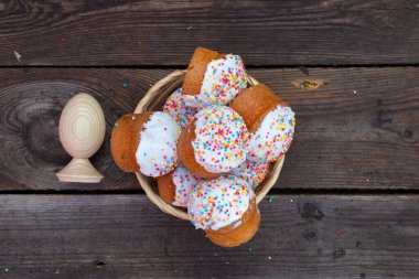 Paskalya pastası beyaz bir karton kutuda eski ahşap bir masada yakın plan, Paskalya tatili