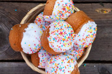 Paskalya pastası beyaz bir karton kutuda eski ahşap bir masada yakın plan, Paskalya tatili