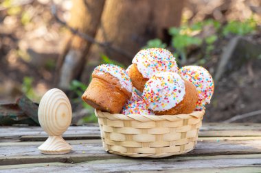 Paskalya pastası beyaz bir karton kutuda eski ahşap bir masada yakın plan, Paskalya tatili