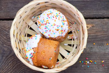 Paskalya pastası saman sepetinde açık bir masada yakın plan, Paskalya tatili