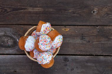 Paskalya pastası saman sepetinde açık bir masada yakın plan, Paskalya tatili