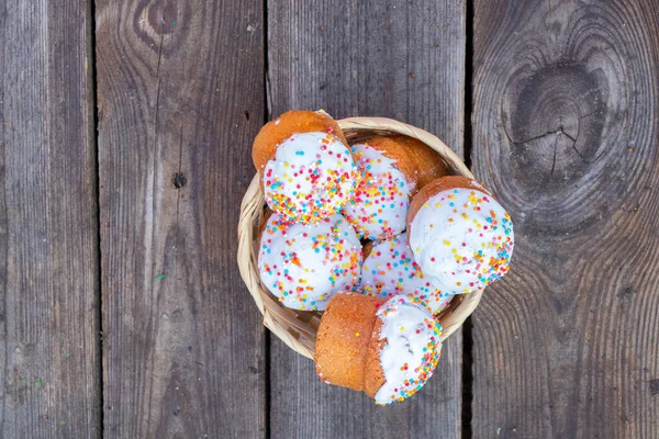 Paskalya pastası beyaz bir karton kutuda eski ahşap bir masada yakın plan, Paskalya tatili