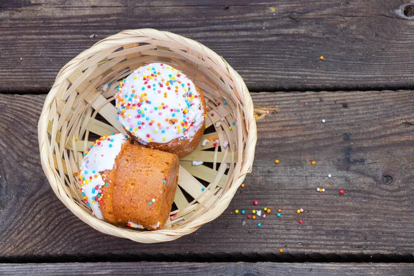 Paskalya pastası saman sepetinde açık bir masada yakın plan, Paskalya tatili