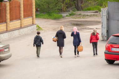 Ukrayna Dnipro, Dnipropetrovsk 02.05.2021 - Rahip Paskalya sepetlerini yiyecekle kutsadı. Tapınaktaki Hristiyanlar. Paskalyayı Ukrayna ve Paskalya 'da kutlama gelenekleri