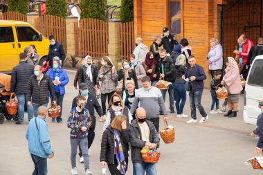 Ukrayna Dnipro, Dnipropetrovsk 02.05.2021 - Rahip Paskalya sepetlerini yiyecekle kutsadı. Tapınaktaki Hristiyanlar. Paskalyayı Ukrayna ve Paskalya 'da kutlama gelenekleri