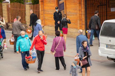 Ukrayna Dnipro, Dnipropetrovsk 02.05.2021 - Rahip Paskalya sepetlerini yiyecekle kutsadı. Tapınaktaki Hristiyanlar. Paskalyayı Ukrayna ve Paskalya 'da kutlama gelenekleri
