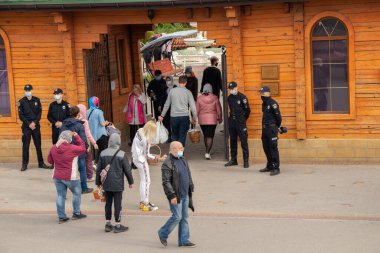 Ukrayna Dnipro, Dnipropetrovsk 02.05.2021 - Rahip Paskalya sepetlerini yiyecekle kutsadı. Tapınaktaki Hristiyanlar. Paskalyayı Ukrayna ve Paskalya 'da kutlama gelenekleri