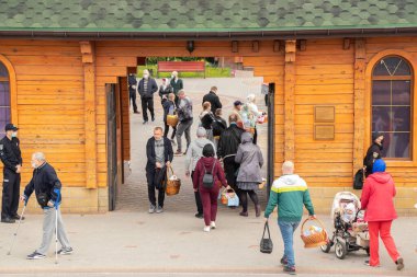 Ukrayna Dnipro, Dnipropetrovsk 02.05.2021 - Rahip Paskalya sepetlerini yiyecekle kutsadı. Tapınaktaki Hristiyanlar. Paskalyayı Ukrayna ve Paskalya 'da kutlama gelenekleri