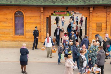 Ukrayna Dnipro, Dnipropetrovsk 02.05.2021 - Rahip Paskalya sepetlerini yiyecekle kutsadı. Tapınaktaki Hristiyanlar. Paskalyayı Ukrayna ve Paskalya 'da kutlama gelenekleri