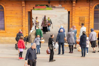 Ukrayna Dnipro, Dnipropetrovsk 02.05.2021 - Rahip Paskalya sepetlerini yiyecekle kutsadı. Tapınaktaki Hristiyanlar. Paskalyayı Ukrayna ve Paskalya 'da kutlama gelenekleri