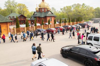 Ukrayna Dnipro, Dnipropetrovsk 02.05.2021 - Rahip Paskalya sepetlerini yiyecekle kutsadı. Tapınaktaki Hristiyanlar. Paskalyayı Ukrayna ve Paskalya 'da kutlama gelenekleri