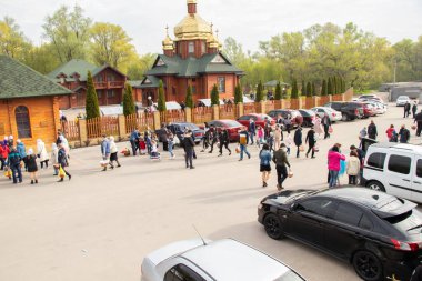 Ukrayna Dnipro, Dnipropetrovsk 02.05.2021 - Rahip Paskalya sepetlerini yiyecekle kutsadı. Tapınaktaki Hristiyanlar. Paskalyayı Ukrayna ve Paskalya 'da kutlama gelenekleri