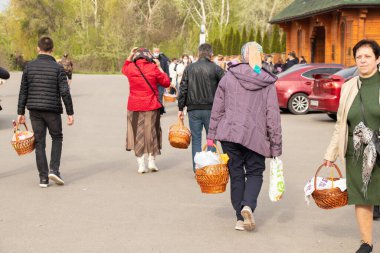 Ukrayna Dnipro, Dnipropetrovsk 02.05.2021 - Rahip Paskalya sepetlerini yiyecekle kutsadı. Tapınaktaki Hristiyanlar. Paskalyayı Ukrayna ve Paskalya 'da kutlama gelenekleri
