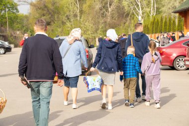 Ukrayna Dnipro, Dnipropetrovsk 02.05.2021 - Rahip Paskalya sepetlerini yiyecekle kutsadı. Tapınaktaki Hristiyanlar. Paskalyayı Ukrayna ve Paskalya 'da kutlama gelenekleri