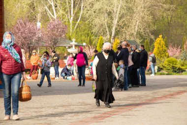 Ukrayna Dnipro, Dnipropetrovsk 02.05.2021 - Rahip Paskalya sepetlerini yiyecekle kutsadı. Tapınaktaki Hristiyanlar. Paskalyayı Ukrayna ve Paskalya 'da kutlama gelenekleri