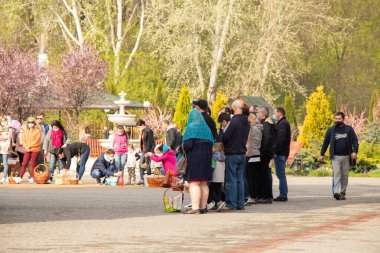 Ukrayna Dnipro, Dnipropetrovsk 02.05.2021 - Rahip Paskalya sepetlerini yiyecekle kutsadı. Tapınaktaki Hristiyanlar. Paskalyayı Ukrayna ve Paskalya 'da kutlama gelenekleri