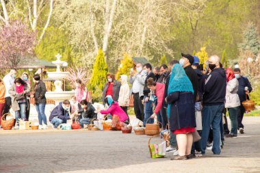 Ukrayna Dnipro, Dnipropetrovsk 02.05.2021 - Rahip Paskalya sepetlerini yiyecekle kutsadı. Tapınaktaki Hristiyanlar. Paskalyayı Ukrayna ve Paskalya 'da kutlama gelenekleri