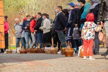 Ukrayna Dnipro, Dnipropetrovsk 02.05.2021 - Rahip Paskalya sepetlerini yiyecekle kutsadı. Tapınaktaki Hristiyanlar. Paskalyayı Ukrayna ve Paskalya 'da kutlama gelenekleri