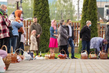 Ukrayna Dnipro, Dnipropetrovsk 02.05.2021 - Rahip Paskalya sepetlerini yiyecekle kutsadı. Tapınaktaki Hristiyanlar. Paskalyayı Ukrayna ve Paskalya 'da kutlama gelenekleri