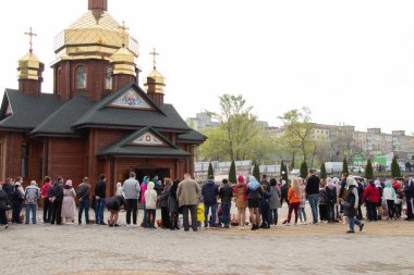 Ukrayna Dnipro, Dnipropetrovsk 02.05.2021 - Rahip Paskalya sepetlerini yiyecekle kutsadı. Tapınaktaki Hristiyanlar. Paskalyayı Ukrayna ve Paskalya 'da kutlama gelenekleri