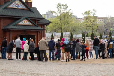Ukrayna Dnipro, Dnipropetrovsk 02.05.2021 - Rahip Paskalya sepetlerini yiyecekle kutsadı. Tapınaktaki Hristiyanlar. Paskalyayı Ukrayna ve Paskalya 'da kutlama gelenekleri