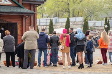 Ukrayna Dnipro, Dnipropetrovsk 02.05.2021 - Rahip Paskalya sepetlerini yiyecekle kutsadı. Tapınaktaki Hristiyanlar. Paskalyayı Ukrayna ve Paskalya 'da kutlama gelenekleri