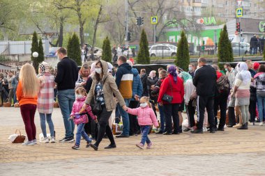 Ukrayna Dnipro, Dnipropetrovsk 02.05.2021 - Rahip Paskalya sepetlerini yiyecekle kutsadı. Tapınaktaki Hristiyanlar. Paskalyayı Ukrayna ve Paskalya 'da kutlama gelenekleri