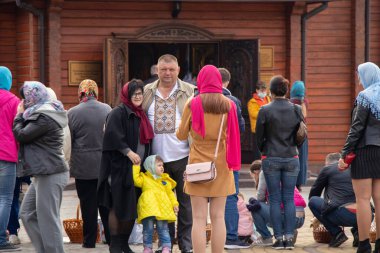 Ukrayna Dnipro, Dnipropetrovsk 02.05.2021 - Rahip Paskalya sepetlerini yiyecekle kutsadı. Tapınaktaki Hristiyanlar. Paskalyayı Ukrayna ve Paskalya 'da kutlama gelenekleri