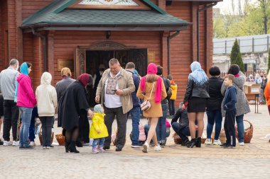 Ukrayna Dnipro, Dnipropetrovsk 02.05.2021 - Rahip Paskalya sepetlerini yiyecekle kutsadı. Tapınaktaki Hristiyanlar. Paskalyayı Ukrayna ve Paskalya 'da kutlama gelenekleri