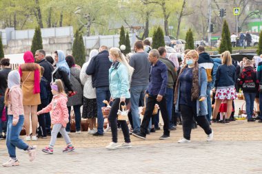 Ukrayna Dnipro, Dnipropetrovsk 02.05.2021 - Rahip Paskalya sepetlerini yiyecekle kutsadı. Tapınaktaki Hristiyanlar. Paskalyayı Ukrayna ve Paskalya 'da kutlama gelenekleri