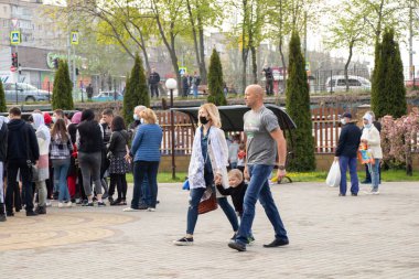 Ukrayna Dnipro, Dnipropetrovsk 02.05.2021 - Rahip Paskalya sepetlerini yiyecekle kutsadı. Tapınaktaki Hristiyanlar. Paskalyayı Ukrayna ve Paskalya 'da kutlama gelenekleri