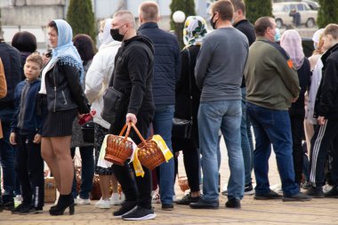 Ukrayna Dnipro, Dnipropetrovsk 02.05.2021 - Rahip Paskalya sepetlerini yiyecekle kutsadı. Tapınaktaki Hristiyanlar. Paskalyayı Ukrayna ve Paskalya 'da kutlama gelenekleri