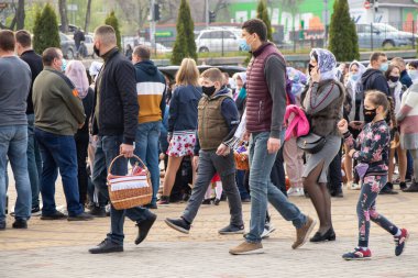 Ukrayna Dnipro, Dnipropetrovsk 02.05.2021 - Rahip Paskalya sepetlerini yiyecekle kutsadı. Tapınaktaki Hristiyanlar. Paskalyayı Ukrayna ve Paskalya 'da kutlama gelenekleri