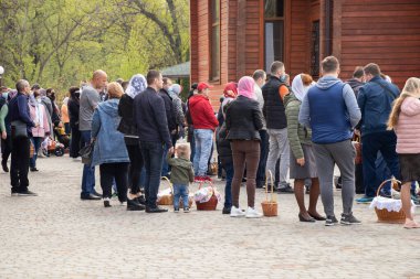 Ukrayna Dnipro, Dnipropetrovsk 02.05.2021 - Rahip Paskalya sepetlerini yiyecekle kutsadı. Tapınaktaki Hristiyanlar. Paskalyayı Ukrayna ve Paskalya 'da kutlama gelenekleri