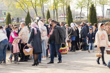 Ukrayna Dnipro, Dnipropetrovsk 02.05.2021 - Rahip Paskalya sepetlerini yiyecekle kutsadı. Tapınaktaki Hristiyanlar. Paskalyayı Ukrayna ve Paskalya 'da kutlama gelenekleri