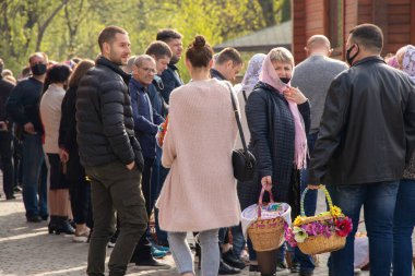Ukrayna Dnipro, Dnipropetrovsk 02.05.2021 - Rahip Paskalya sepetlerini yiyecekle kutsadı. Tapınaktaki Hristiyanlar. Paskalyayı Ukrayna ve Paskalya 'da kutlama gelenekleri