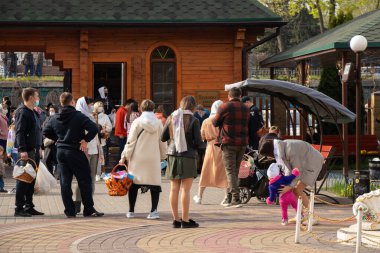 Ukrayna Dnipro, Dnipropetrovsk 02.05.2021 - Rahip Paskalya sepetlerini yiyecekle kutsadı. Tapınaktaki Hristiyanlar. Paskalyayı Ukrayna ve Paskalya 'da kutlama gelenekleri