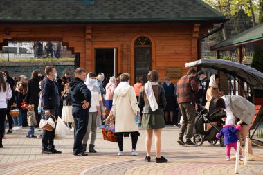 Ukrayna Dnipro, Dnipropetrovsk 02.05.2021 - Rahip Paskalya sepetlerini yiyecekle kutsadı. Tapınaktaki Hristiyanlar. Paskalyayı Ukrayna ve Paskalya 'da kutlama gelenekleri