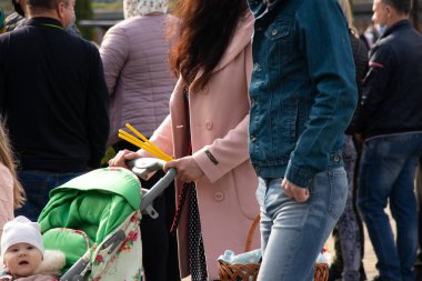 Ukrayna Dnipro, Dnipropetrovsk 02.05.2021 - Rahip Paskalya sepetlerini yiyecekle kutsadı. Tapınaktaki Hristiyanlar. Paskalyayı Ukrayna ve Paskalya 'da kutlama gelenekleri
