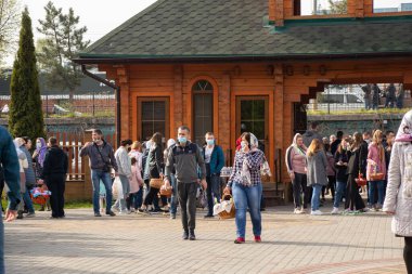 Ukrayna Dnipro, Dnipropetrovsk 02.05.2021 - Rahip Paskalya sepetlerini yiyecekle kutsadı. Tapınaktaki Hristiyanlar. Paskalyayı Ukrayna ve Paskalya 'da kutlama gelenekleri
