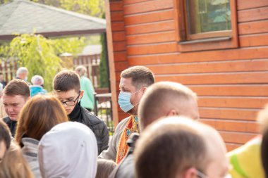 Ukrayna Dnipro, Dnipropetrovsk 02.05.2021 - Rahip Paskalya sepetlerini yiyecekle kutsadı. Tapınaktaki Hristiyanlar. Paskalyayı Ukrayna ve Paskalya 'da kutlama gelenekleri