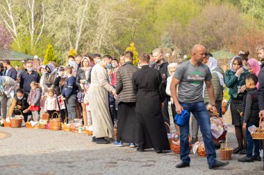 Ukrayna Dnipro, Dnipropetrovsk 02.05.2021 - Rahip Paskalya sepetlerini yiyecekle kutsadı. Tapınaktaki Hristiyanlar. Paskalyayı Ukrayna ve Paskalya 'da kutlama gelenekleri