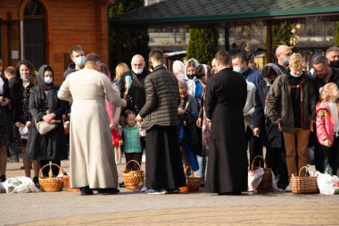 Ukrayna Dnipro, Dnipropetrovsk 02.05.2021 - Rahip Paskalya sepetlerini yiyecekle kutsadı. Tapınaktaki Hristiyanlar. Paskalyayı Ukrayna ve Paskalya 'da kutlama gelenekleri