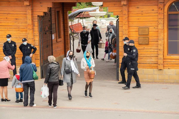 Ukraine Dnipro Dnipropetrovsk 2021 Prêtre Consacré Des Paniers Pâques Avec — Photo