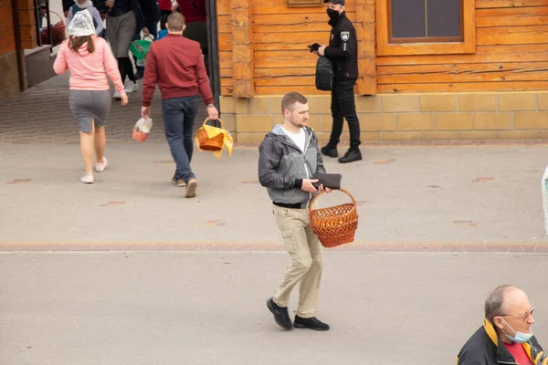 Ukrayna Dnipro Dnipropetrovsk 2021 Rahip Paskalya Sepetlerini Yiyecekle Kutsadı Tapınaktaki — Stok fotoğraf